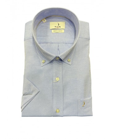 Men's shirt in a comfortable line light blue with short sleeves and a pocket