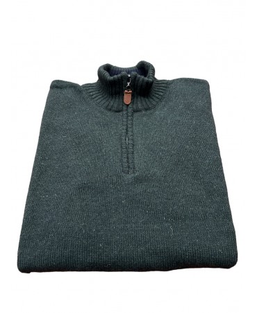 Knitted with a single color zipper in green