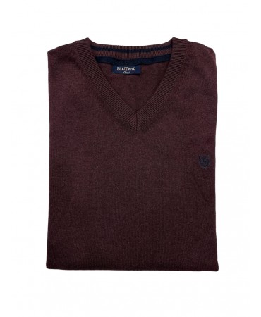 With small V knitted cotton for men in burgundy color