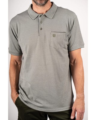 Ανδρικό πόλο μπλουζάκι με τσεπάκι σε λαδί χρώμα και ιδιαίτερα τελειώματα στο γιακά