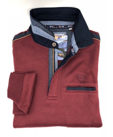 Polo shirt with shirt collar and pocket with zipper in burgundy color